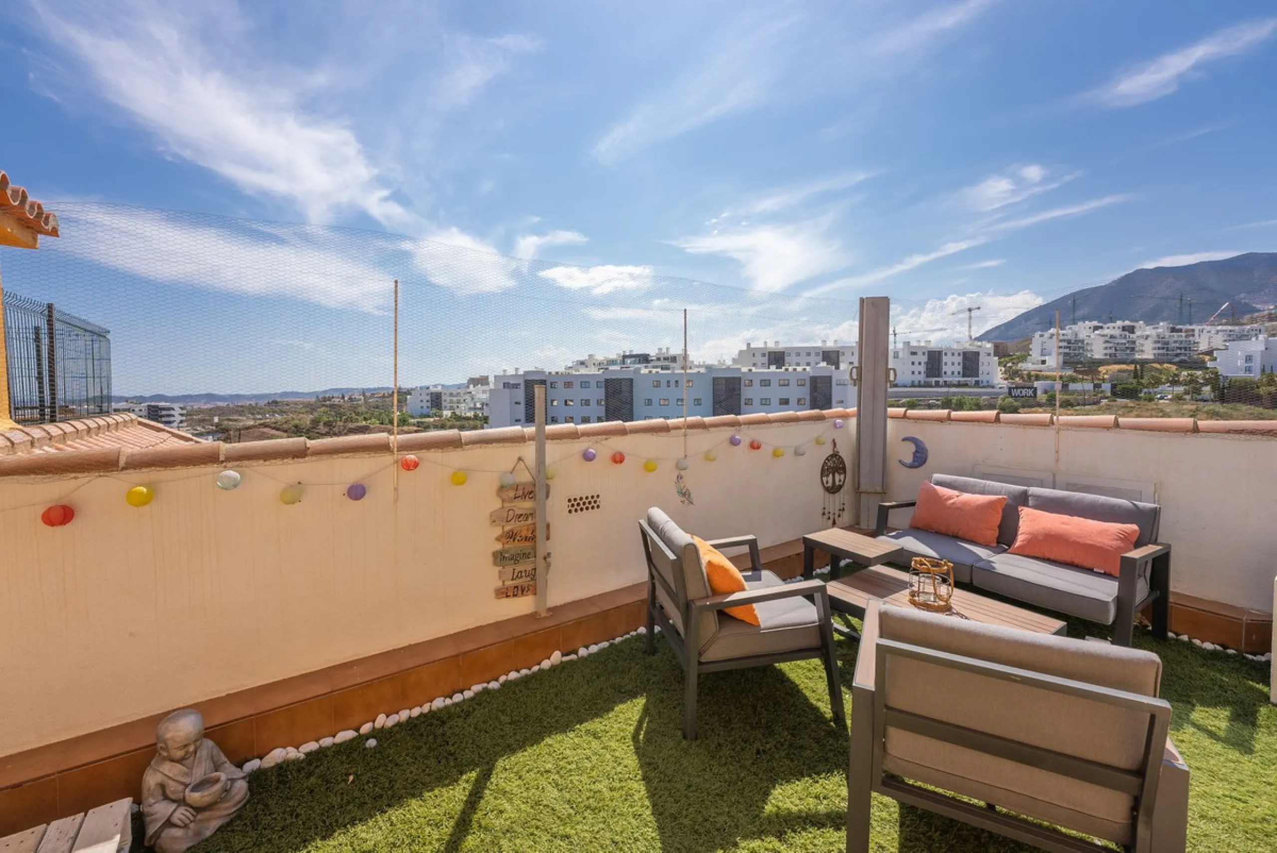 Apartment - Penthouse в продаже в Fuengirola, Málaga. В доме 3 спален и 2 ванных комнат. Площадь дома 106 м²