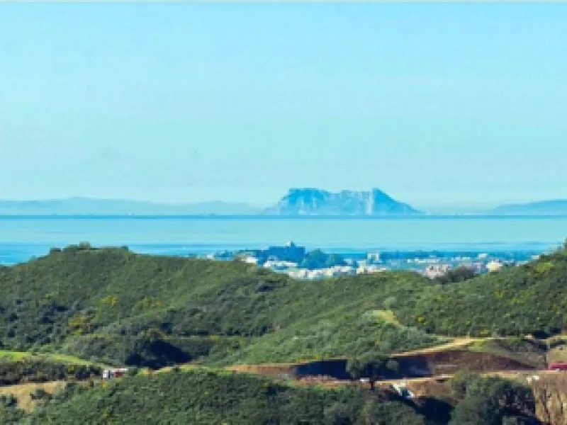 Residential plot for sale in El Real de la Quinta, with a building capacity of 10% Its suitable for building detached villa with 2 floors + basements + terraces + porches, or 920.30m2 if we include the basements.