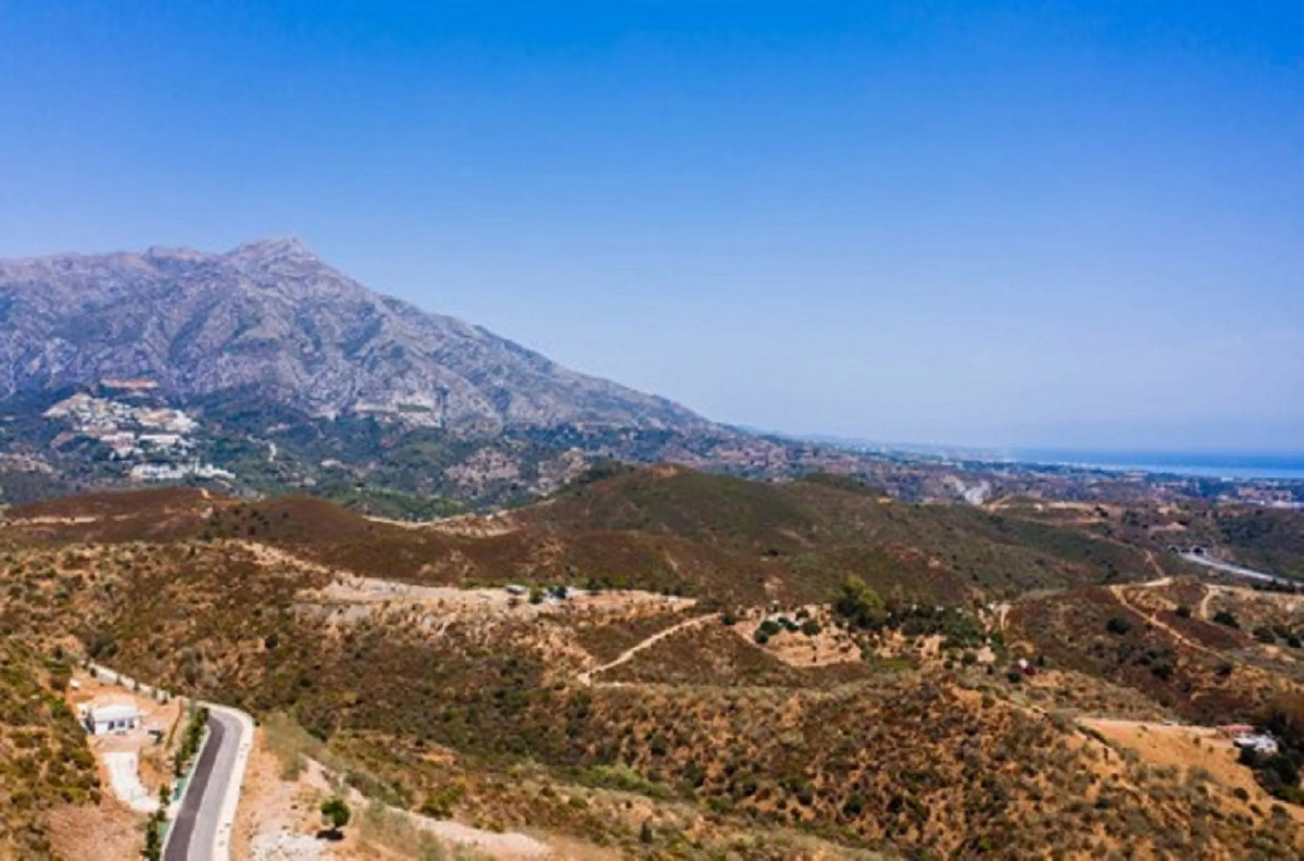 Residential plot for sale in El Real de la Quinta, with a building capacity of 10% Its suitable for building detached villa with 2 floors + basements + terraces + porches, or 920.30m2 if we include the basements.