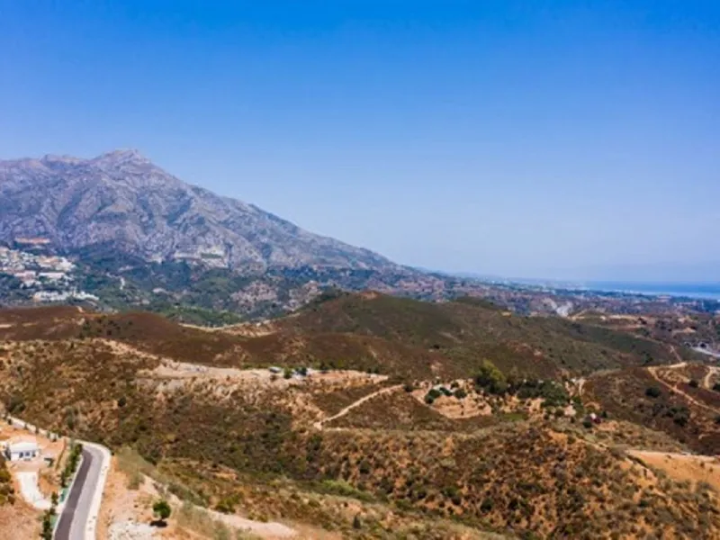 Residential plot for sale in El Real de la Quinta, with a building capacity of 10% Its suitable for building detached villa with 2 floors + basements + terraces + porches, or 920.30m2 if we include the basements.