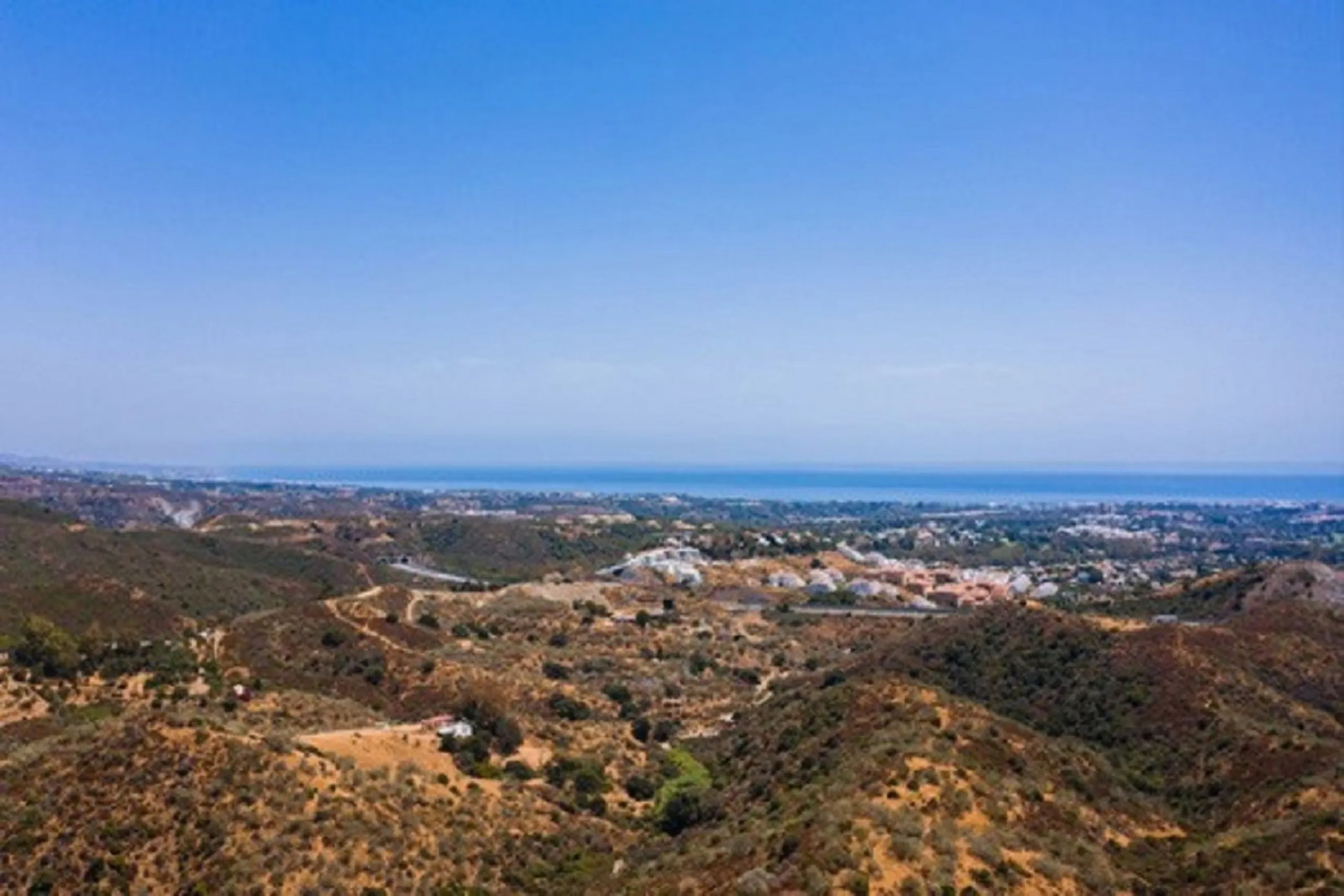 Residential plot for sale in El Real de la Quinta, with a building capacity of 10% Its suitable for building detached villa with 2 floors + basements + terraces + porches, or 920.30m2 if we include the basements.