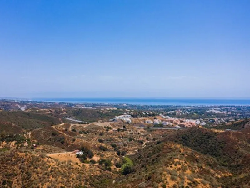 Residential plot for sale in El Real de la Quinta, with a building capacity of 10% Its suitable for building detached villa with 2 floors + basements + terraces + porches, or 920.30m2 if we include the basements.