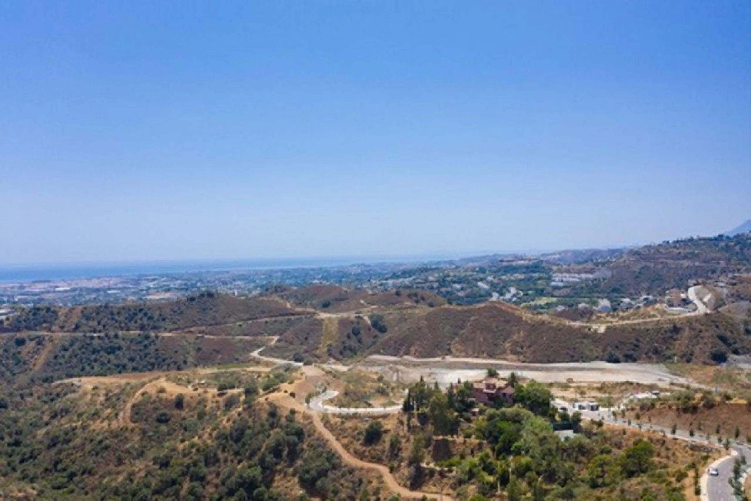 Residential plot for sale in El Real de la Quinta, with a building capacity of 10% Its suitable for building detached villa with 2 floors + basements + terraces + porches, or 920.30m2 if we include the basements.