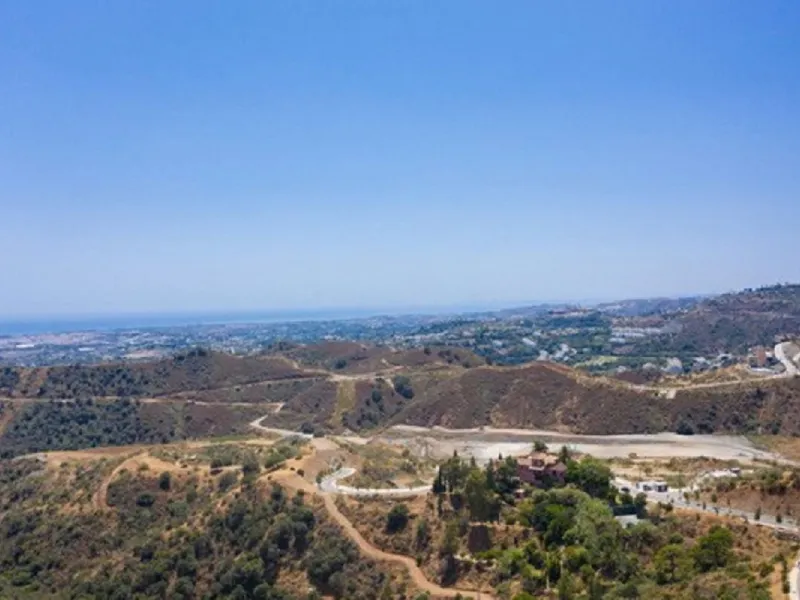 Residential plot for sale in El Real de la Quinta, with a building capacity of 10% Its suitable for building detached villa with 2 floors + basements + terraces + porches, or 920.30m2 if we include the basements.