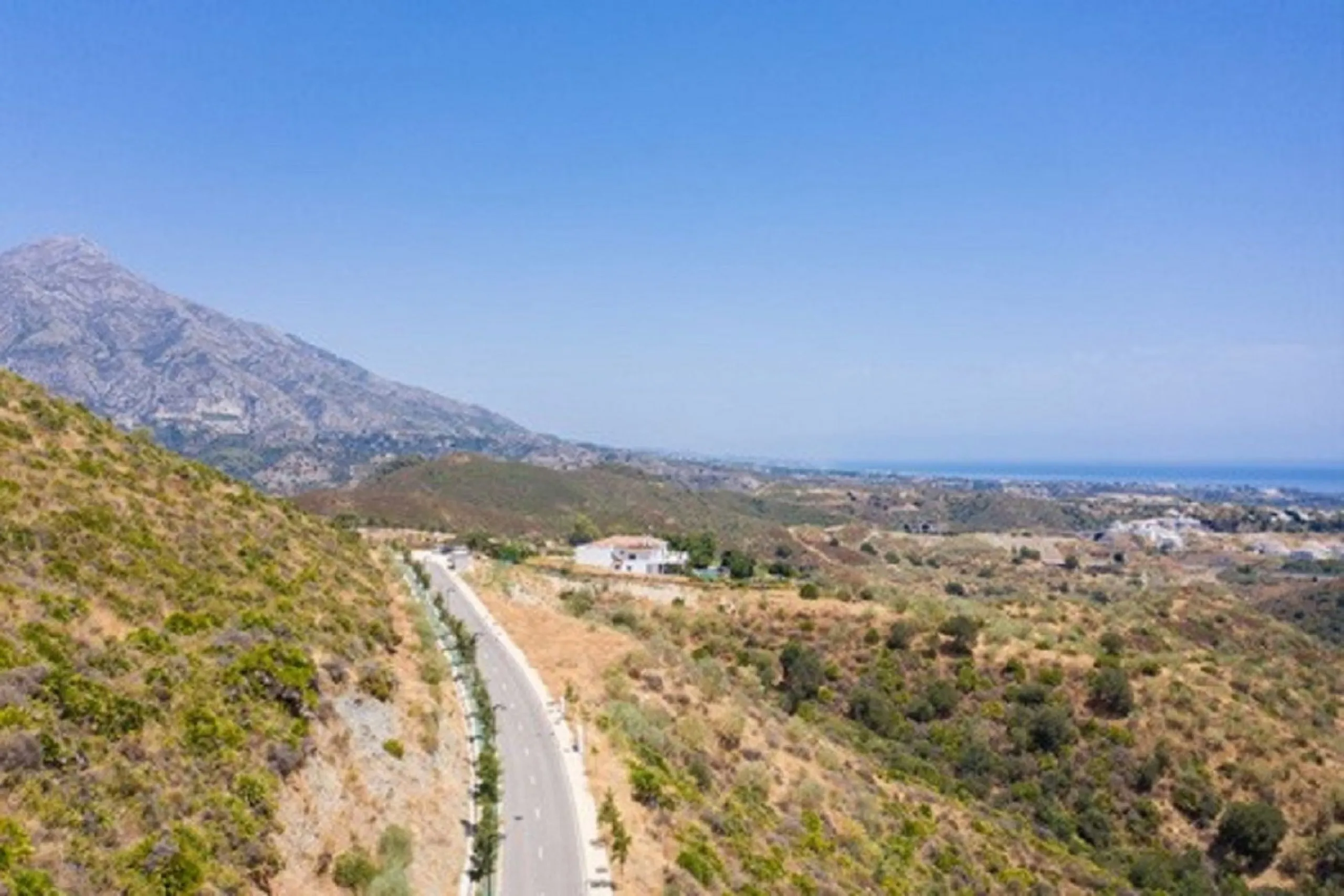 Residential plot for sale in El Real de la Quinta, with a building capacity of 10% Its suitable for building detached villa with 2 floors + basements + terraces + porches, or 920.30m2 if we include the basements.