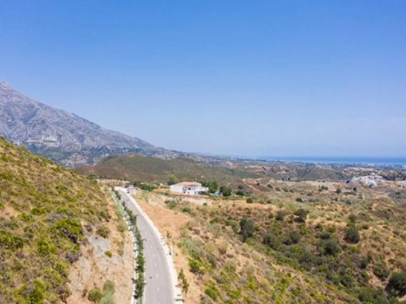 Residential plot for sale in El Real de la Quinta, with a building capacity of 10% Its suitable for building detached villa with 2 floors + basements + terraces + porches, or 920.30m2 if we include the basements.