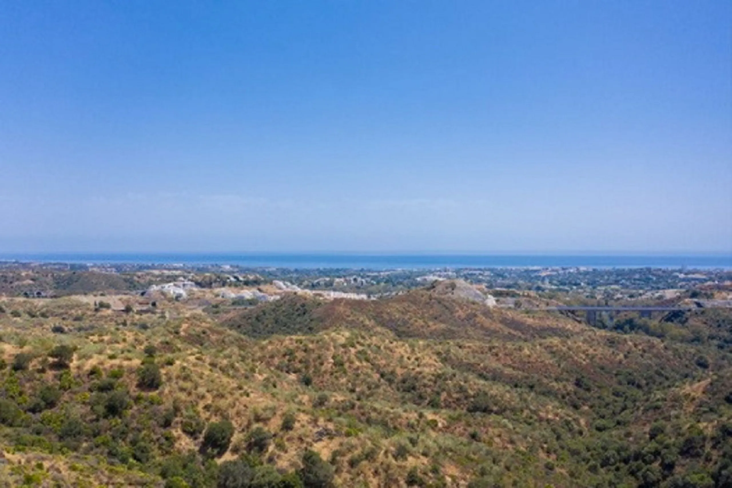 Residential plot for sale in El Real de la Quinta, with a building capacity of 10% Its suitable for building detached villa with 2 floors + basements + terraces + porches, or 920.30m2 if we include the basements.