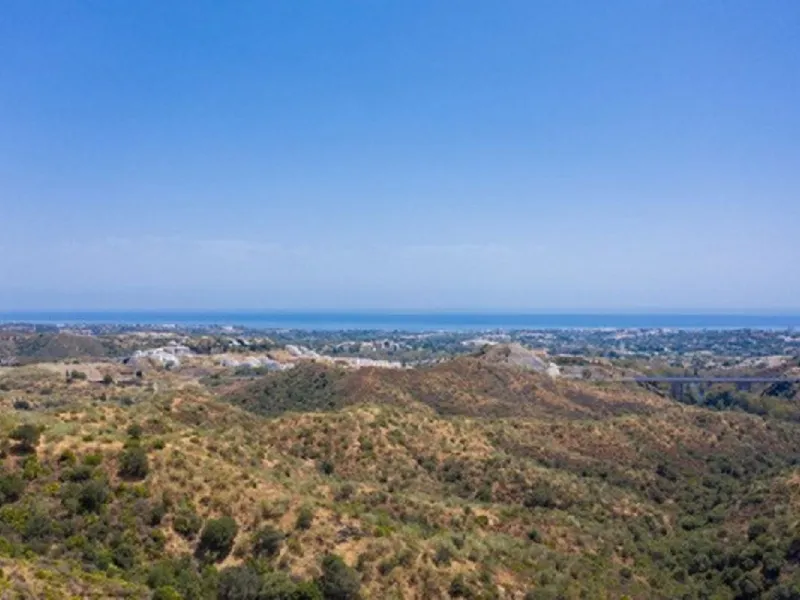 Residential plot for sale in El Real de la Quinta, with a building capacity of 10% Its suitable for building detached villa with 2 floors + basements + terraces + porches, or 920.30m2 if we include the basements.