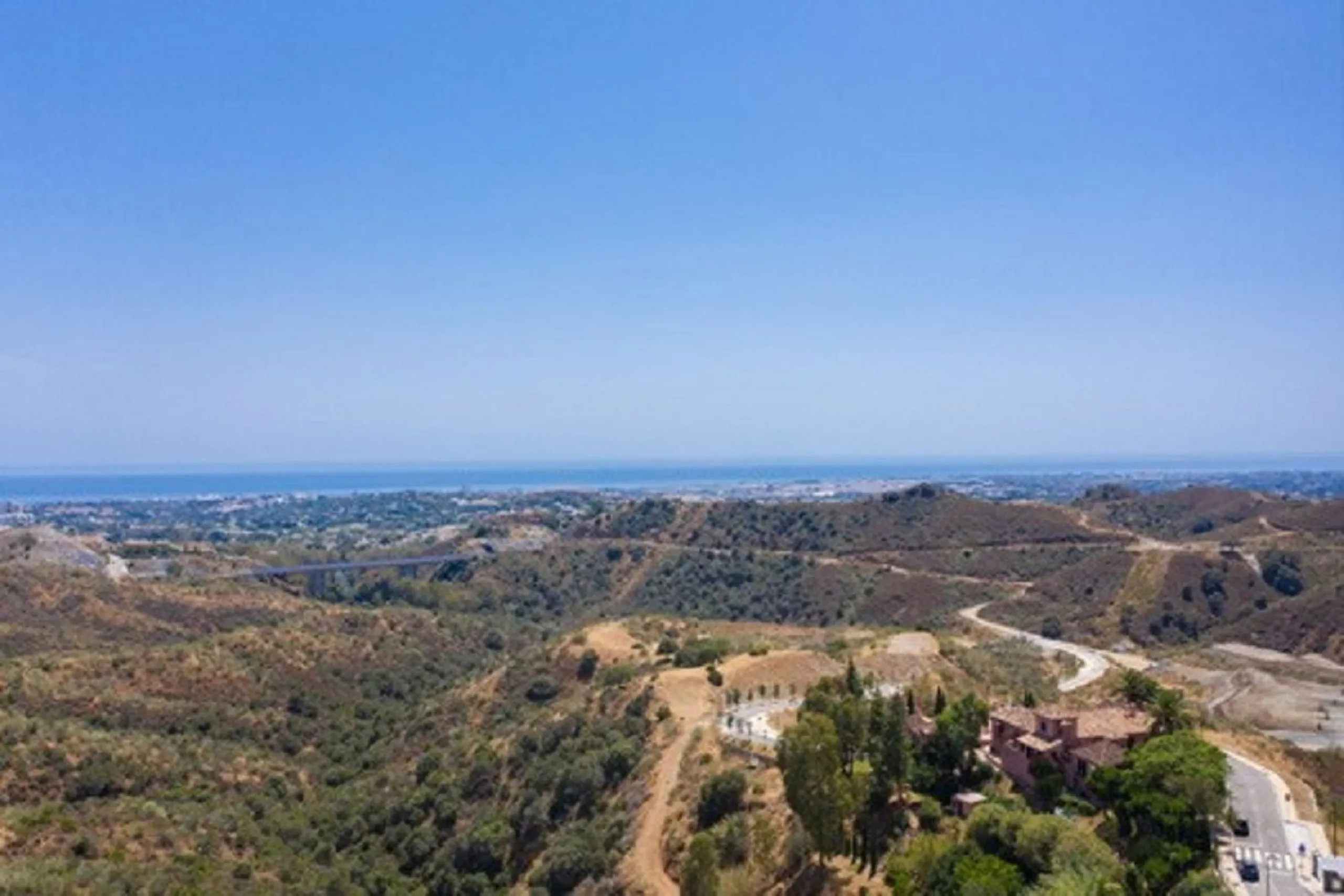 Residential plot for sale in El Real de la Quinta, with a building capacity of 10% Its suitable for building detached villa with 2 floors + basements + terraces + porches, or 920.30m2 if we include the basements.