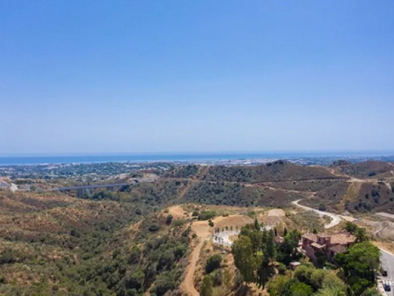 Residential plot for sale in El Real de la Quinta, with a building capacity of 10% Its suitable for building detached villa with 2 floors + basements + terraces + porches, or 920.30m2 if we include the basements.