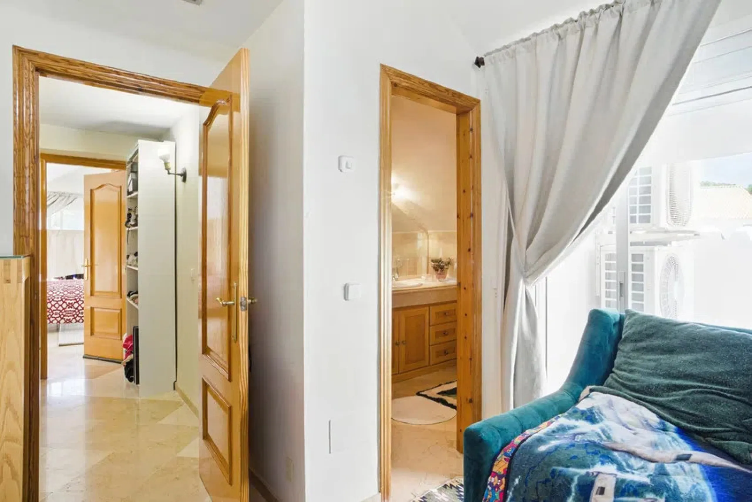 Im Herzen von Nueva Andalucía, nur 5 Autominuten von Puerto Banús und den Stränden entfernt, befindet sich dieses geräumige Penthouse mit vier Schlafzimmern in der begehrten Wohnanlage Los Pinos de Aloha