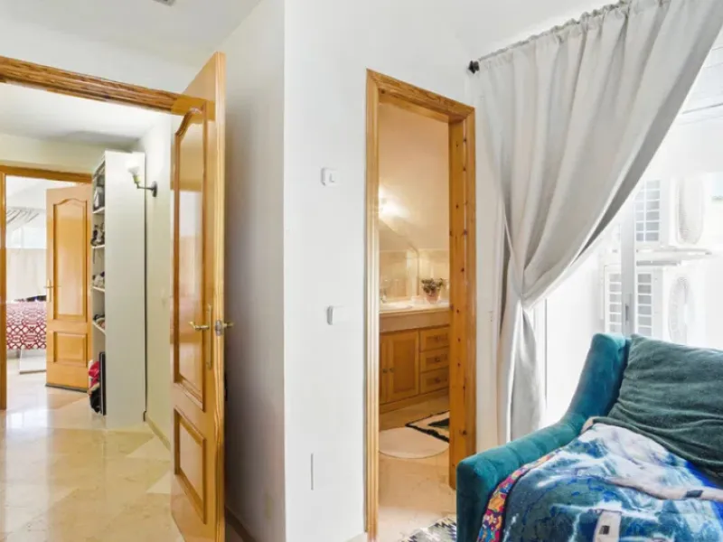 Im Herzen von Nueva Andalucía, nur 5 Autominuten von Puerto Banús und den Stränden entfernt, befindet sich dieses geräumige Penthouse mit vier Schlafzimmern in der begehrten Wohnanlage Los Pinos de Aloha