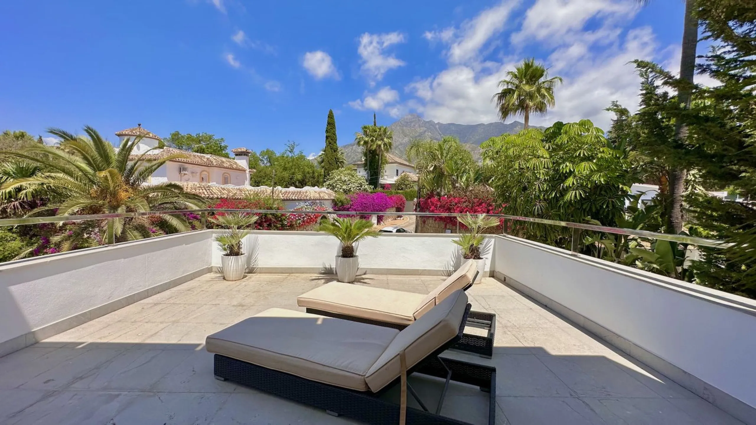 Modern Villa with high quality interior designer in Nagueles Golden Mile.