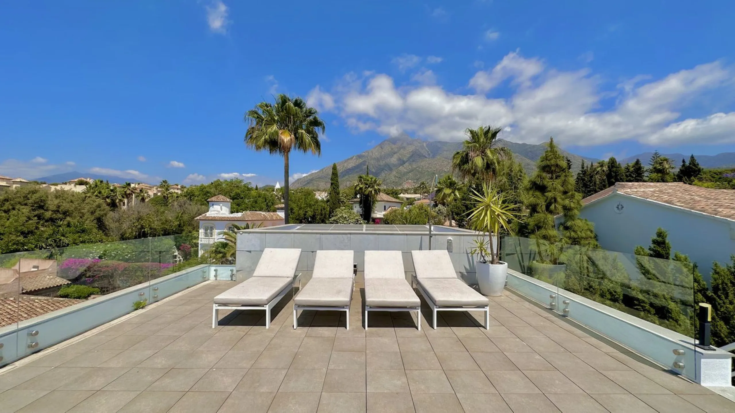 Modern Villa with high quality interior designer in Nagueles Golden Mile.