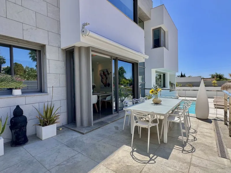 Modern Villa with high quality interior designer in Nagueles Golden Mile.