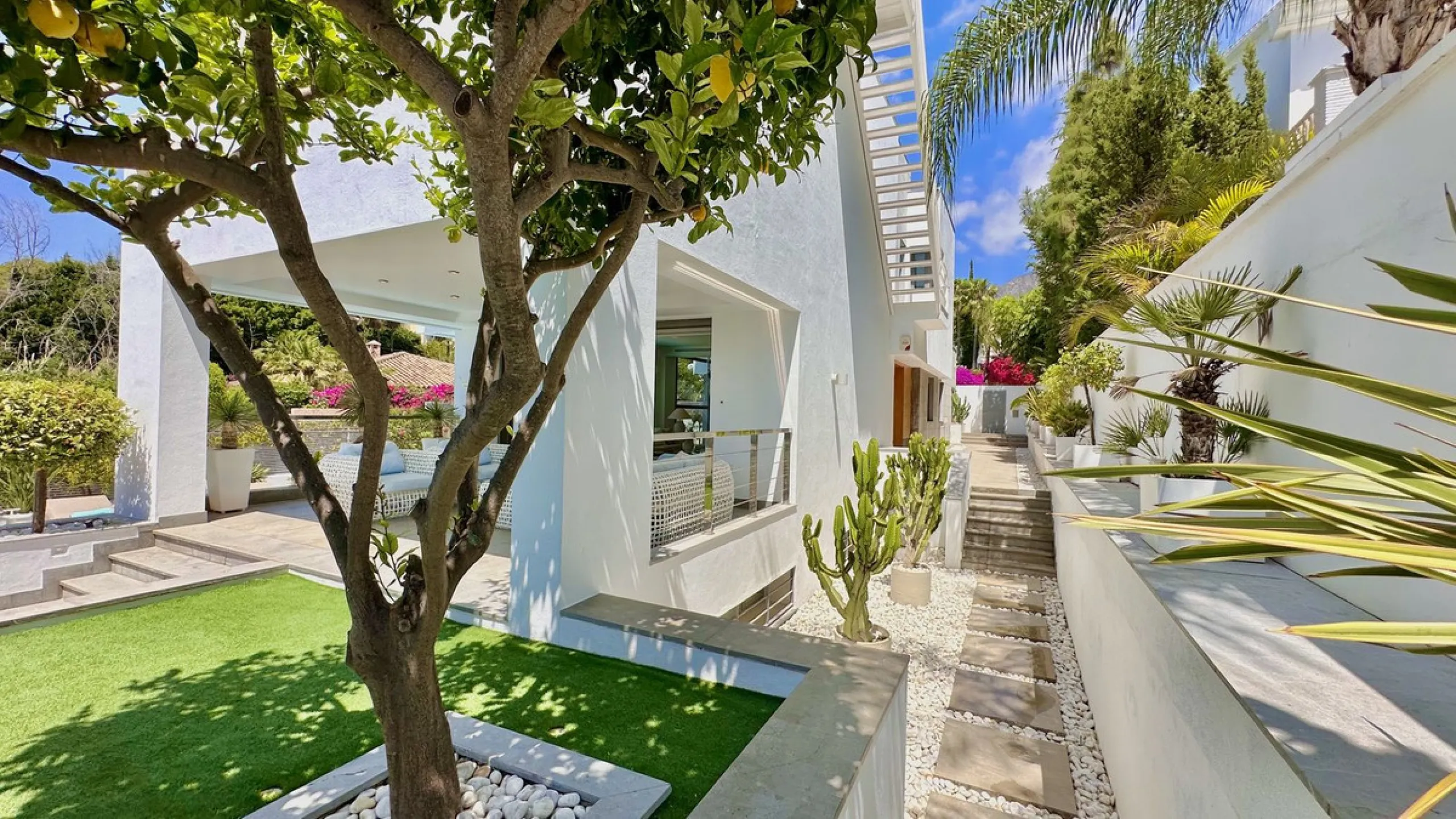 Modern Villa with high quality interior designer in Nagueles Golden Mile.