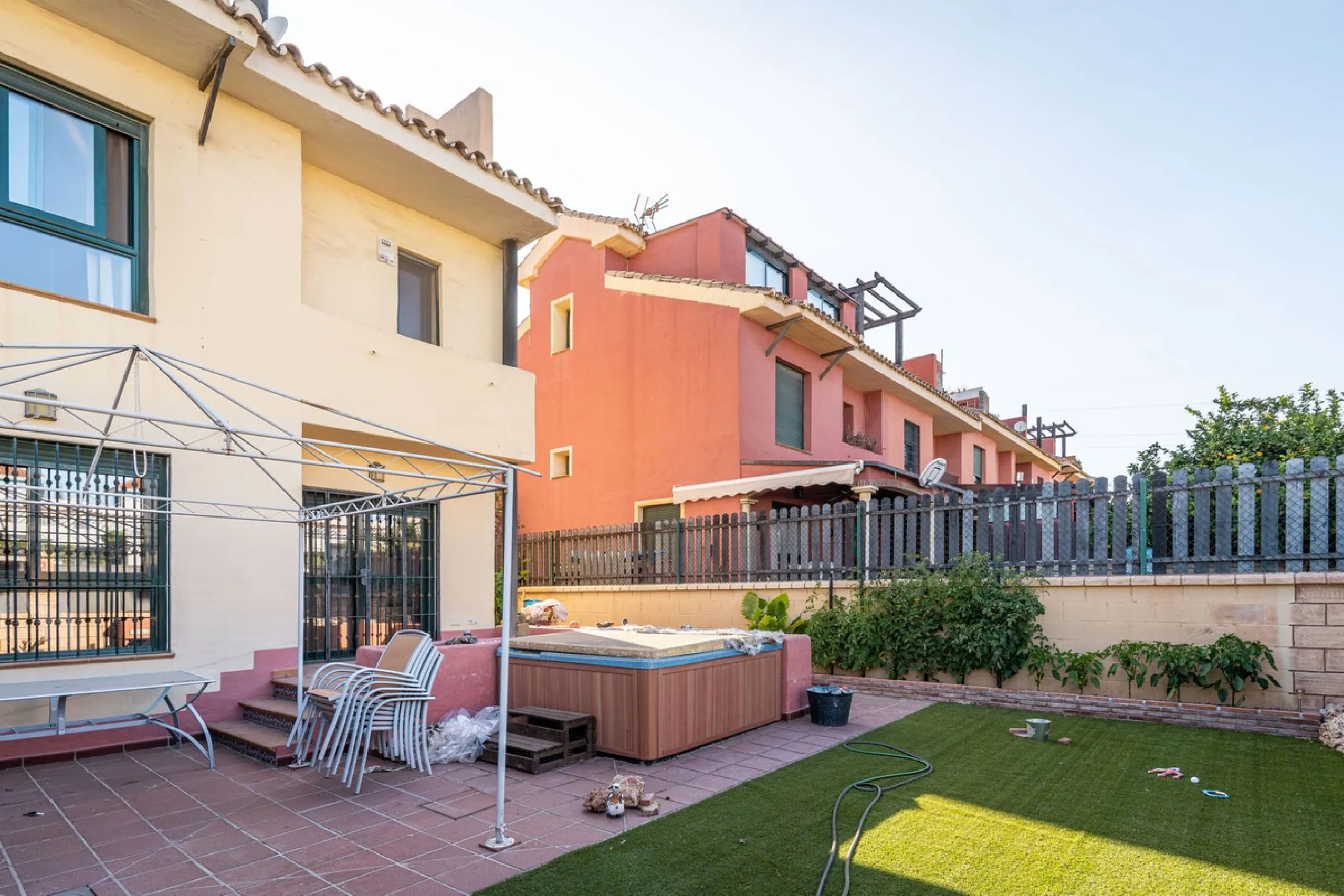 Magnificent semi-detached house with jacuzzi and sea views. The house has a very wide entrance where you can park the vehicle indoors, and another area where you can comfortably receive your guests and talk. It is divided into 3 floors, on the first floor