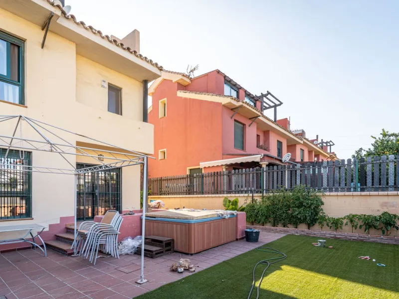 Magnificent semi-detached house with jacuzzi and sea views. The house has a very wide entrance where you can park the vehicle indoors, and another area where you can comfortably receive your guests and talk. It is divided into 3 floors, on the first floor