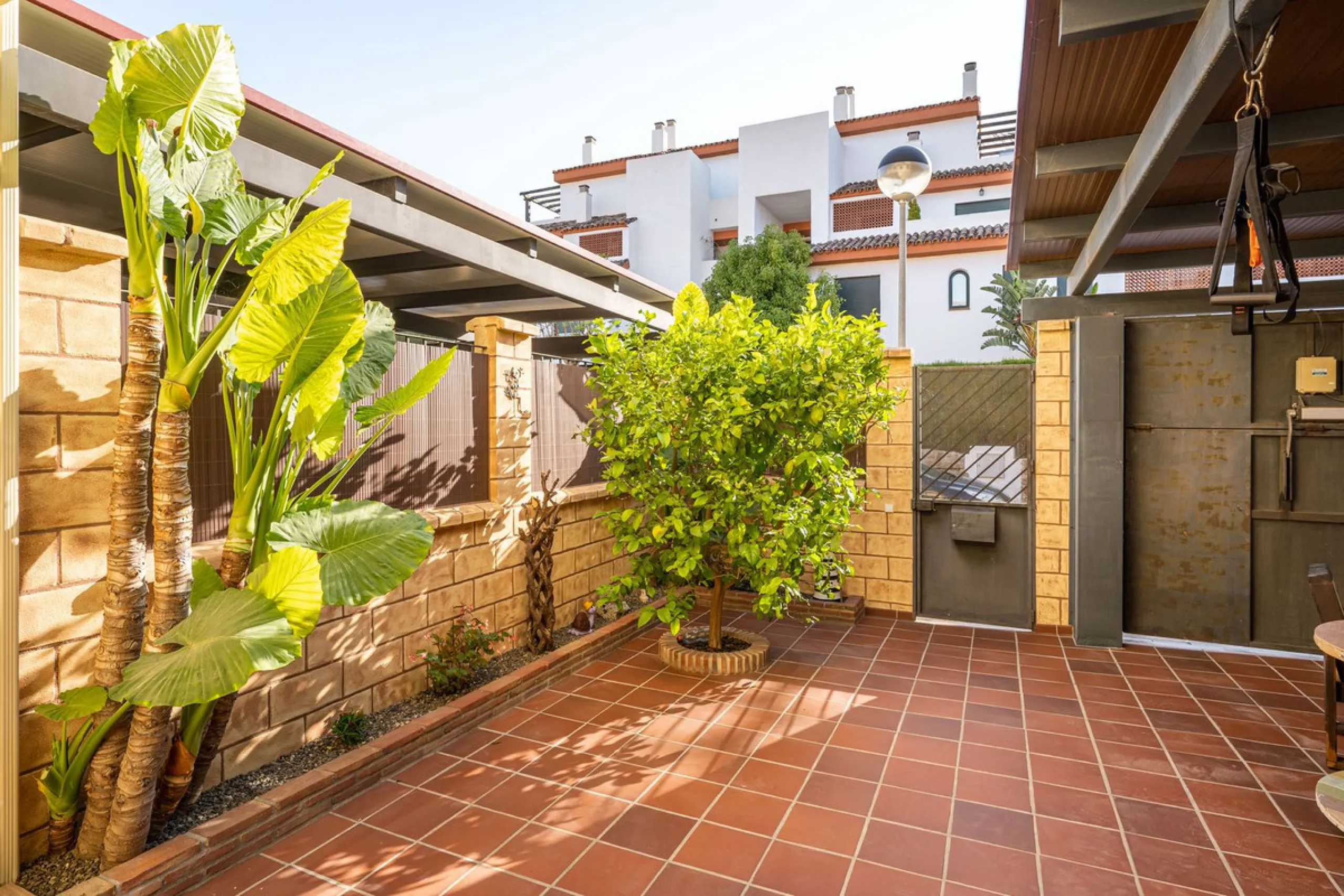 Magnificent semi-detached house with jacuzzi and sea views. The house has a very wide entrance where you can park the vehicle indoors, and another area where you can comfortably receive your guests and talk. It is divided into 3 floors, on the first floor