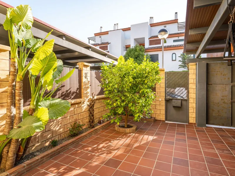 Magnificent semi-detached house with jacuzzi and sea views. The house has a very wide entrance where you can park the vehicle indoors, and another area where you can comfortably receive your guests and talk. It is divided into 3 floors, on the first floor