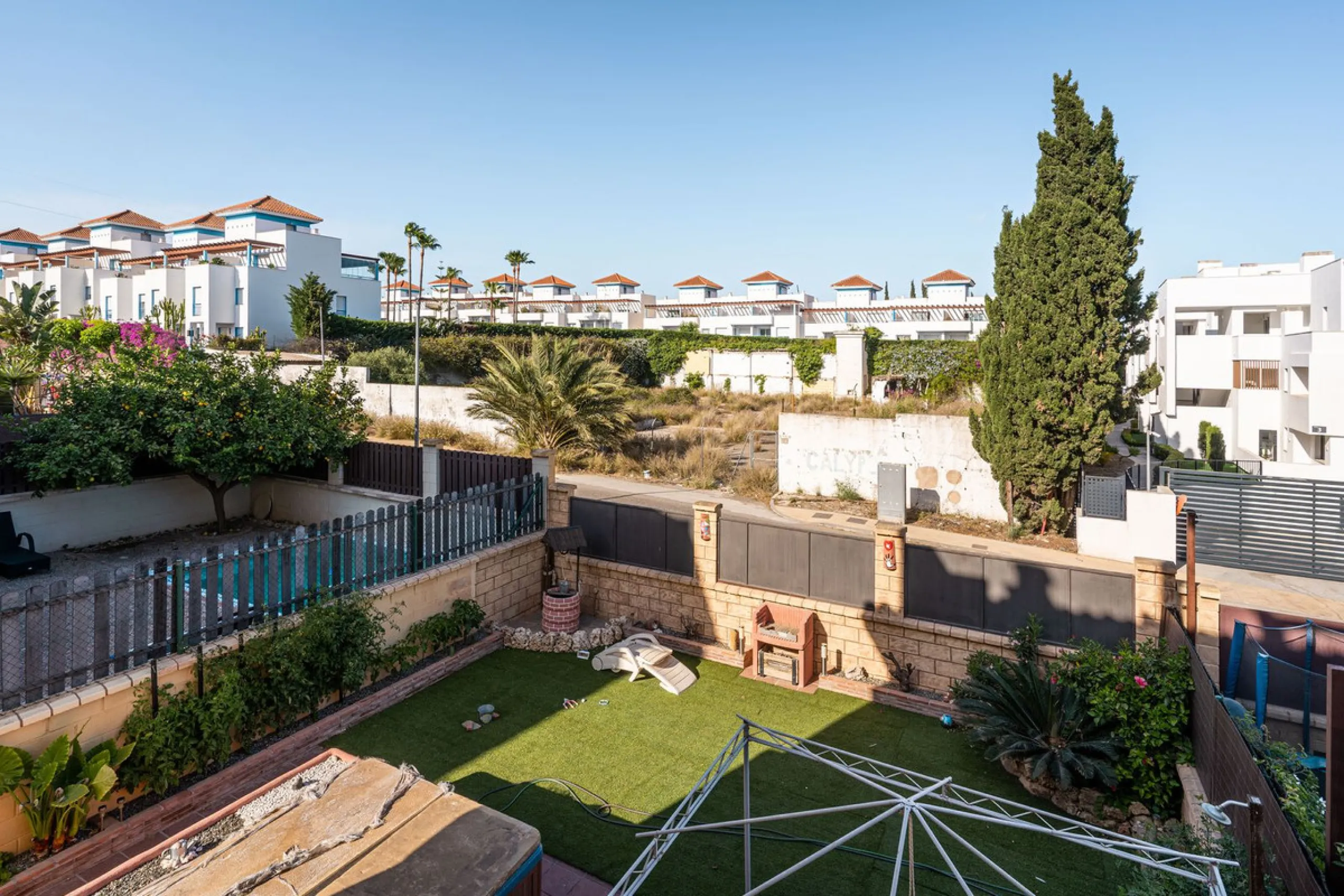 Magnificent semi-detached house with jacuzzi and sea views. The house has a very wide entrance where you can park the vehicle indoors, and another area where you can comfortably receive your guests and talk. It is divided into 3 floors, on the first floor