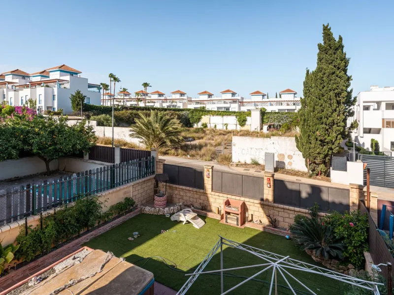 Magnificent semi-detached house with jacuzzi and sea views. The house has a very wide entrance where you can park the vehicle indoors, and another area where you can comfortably receive your guests and talk. It is divided into 3 floors, on the first floor