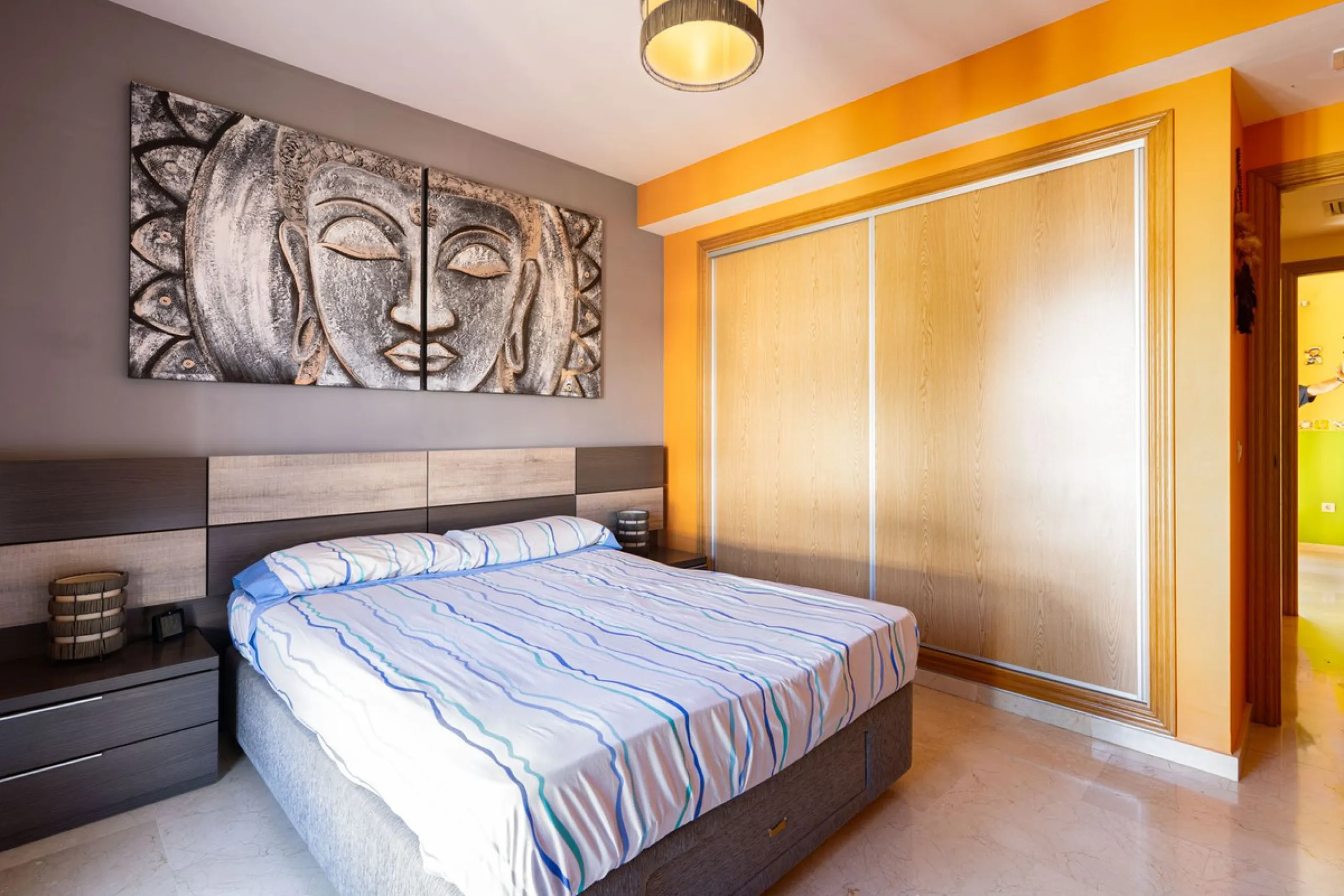 Magnificent semi-detached house with jacuzzi and sea views. The house has a very wide entrance where you can park the vehicle indoors, and another area where you can comfortably receive your guests and talk. It is divided into 3 floors, on the first floor