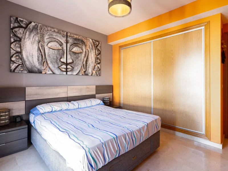 Magnificent semi-detached house with jacuzzi and sea views. The house has a very wide entrance where you can park the vehicle indoors, and another area where you can comfortably receive your guests and talk. It is divided into 3 floors, on the first floor