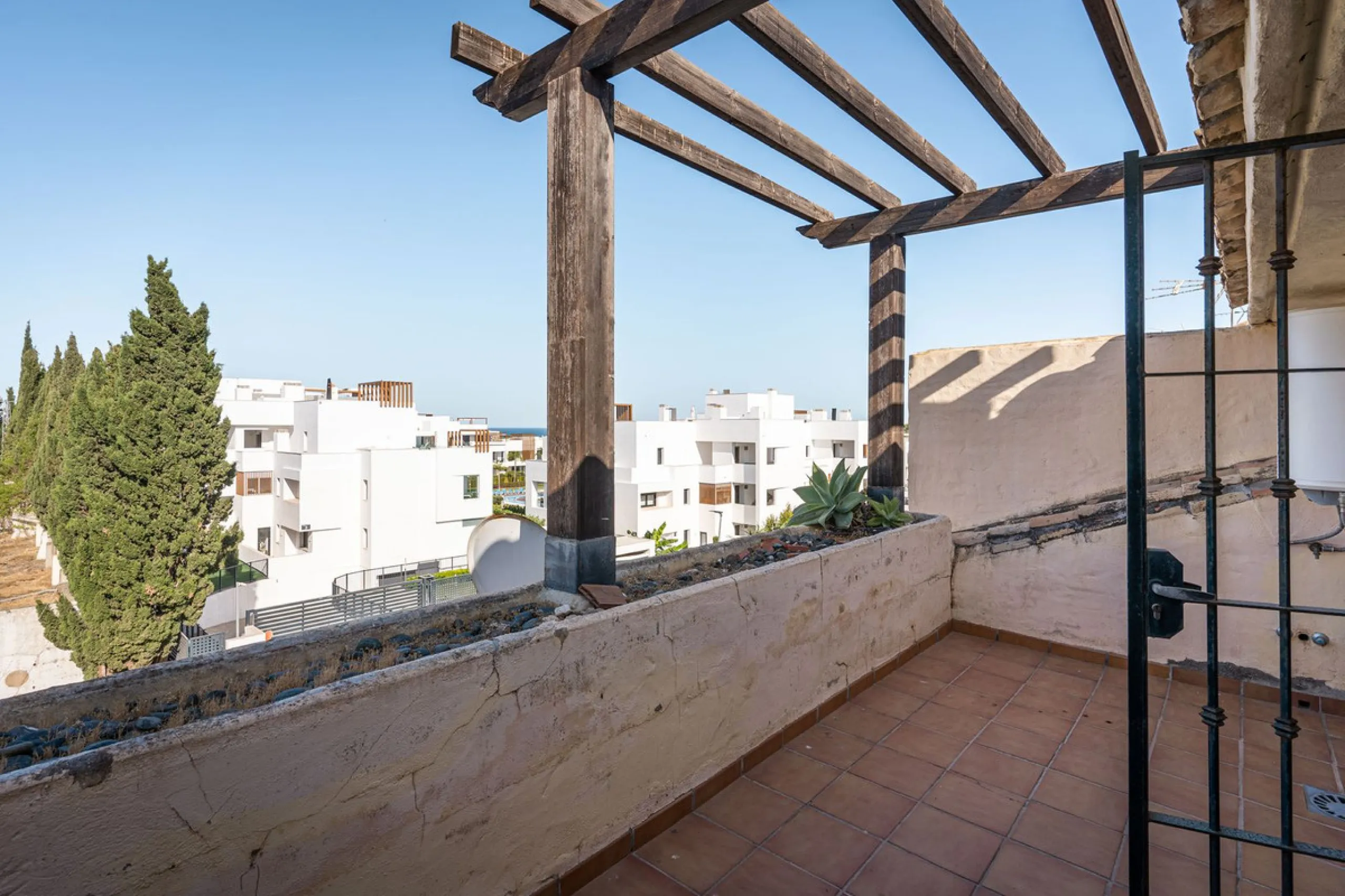 Magnificent semi-detached house with jacuzzi and sea views. The house has a very wide entrance where you can park the vehicle indoors, and another area where you can comfortably receive your guests and talk. It is divided into 3 floors, on the first floor