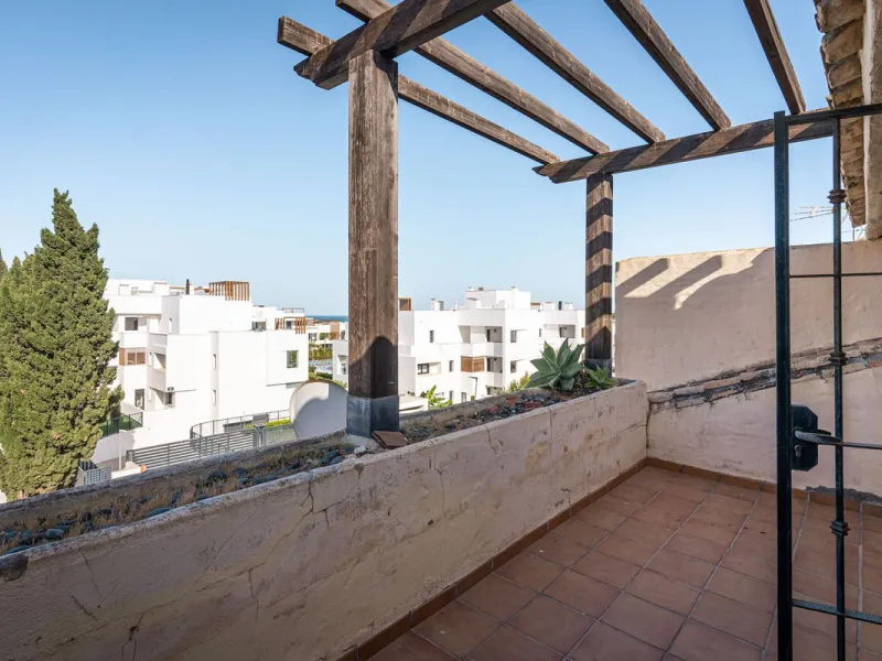 Magnificent semi-detached house with jacuzzi and sea views. The house has a very wide entrance where you can park the vehicle indoors, and another area where you can comfortably receive your guests and talk. It is divided into 3 floors, on the first floor