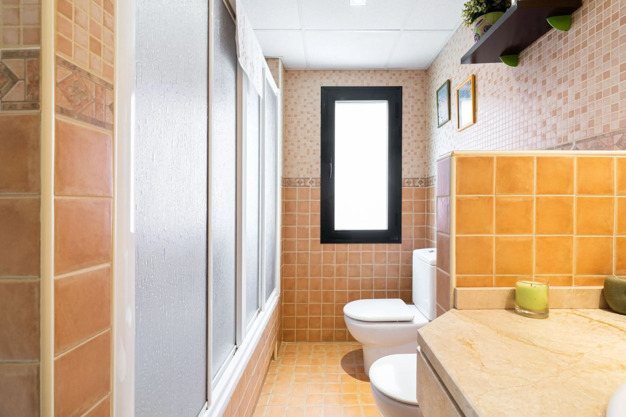 Magnificent semi-detached house with jacuzzi and sea views. The house has a very wide entrance where you can park the vehicle indoors, and another area where you can comfortably receive your guests and talk. It is divided into 3 floors, on the first floor