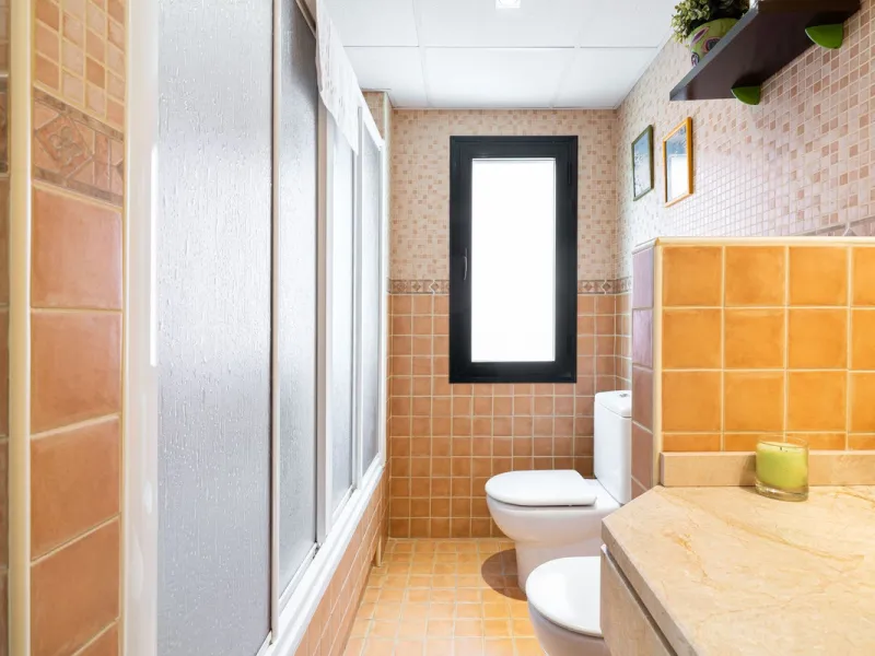 Magnificent semi-detached house with jacuzzi and sea views. The house has a very wide entrance where you can park the vehicle indoors, and another area where you can comfortably receive your guests and talk. It is divided into 3 floors, on the first floor