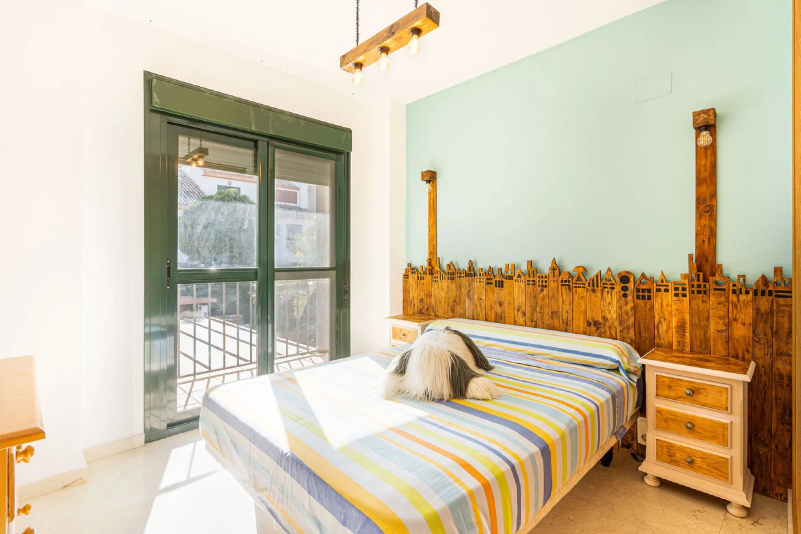 Magnificent semi-detached house with jacuzzi and sea views. The house has a very wide entrance where you can park the vehicle indoors, and another area where you can comfortably receive your guests and talk. It is divided into 3 floors, on the first floor