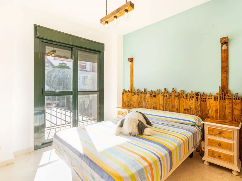 Magnificent semi-detached house with jacuzzi and sea views. The house has a very wide entrance where you can park the vehicle indoors, and another area where you can comfortably receive your guests and talk. It is divided into 3 floors, on the first floor
