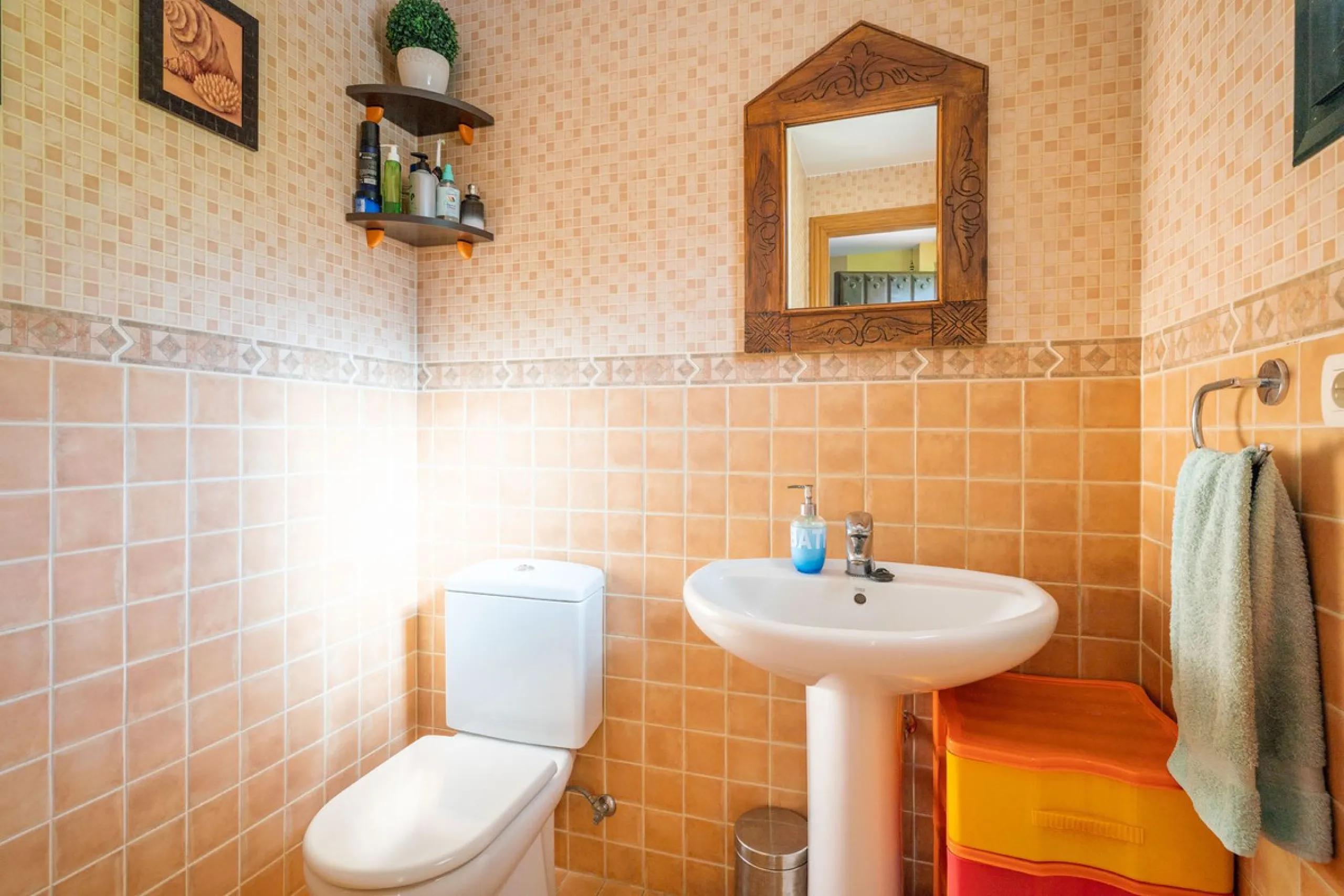 Magnificent semi-detached house with jacuzzi and sea views. The house has a very wide entrance where you can park the vehicle indoors, and another area where you can comfortably receive your guests and talk. It is divided into 3 floors, on the first floor