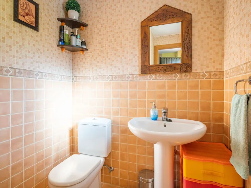 Magnificent semi-detached house with jacuzzi and sea views. The house has a very wide entrance where you can park the vehicle indoors, and another area where you can comfortably receive your guests and talk. It is divided into 3 floors, on the first floor