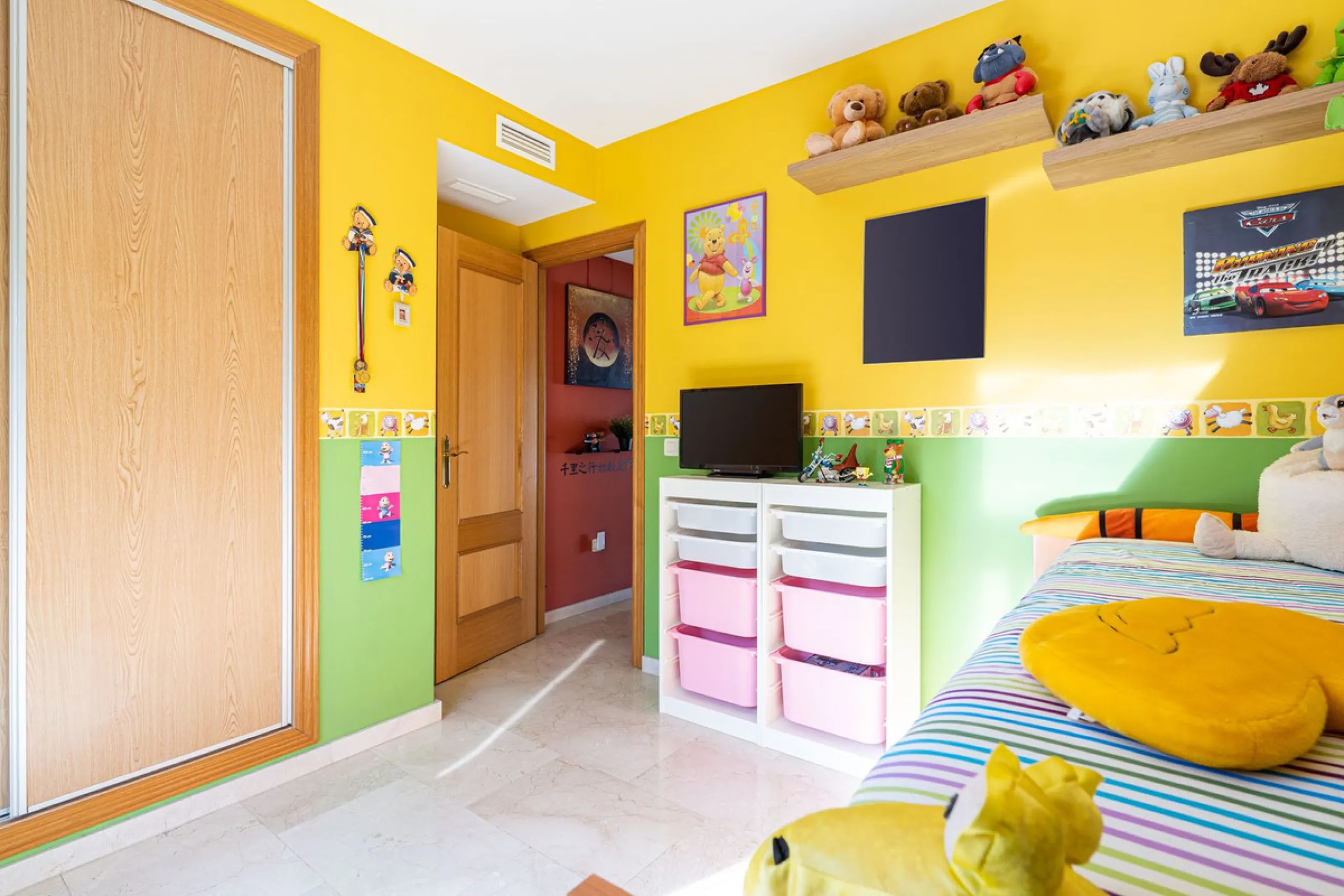 Magnificent semi-detached house with jacuzzi and sea views. The house has a very wide entrance where you can park the vehicle indoors, and another area where you can comfortably receive your guests and talk. It is divided into 3 floors, on the first floor