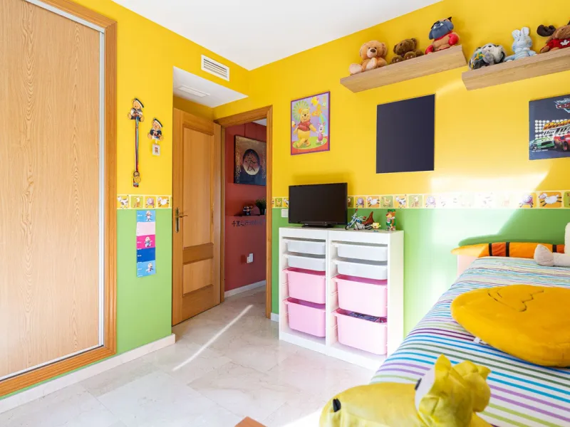 Magnificent semi-detached house with jacuzzi and sea views. The house has a very wide entrance where you can park the vehicle indoors, and another area where you can comfortably receive your guests and talk. It is divided into 3 floors, on the first floor