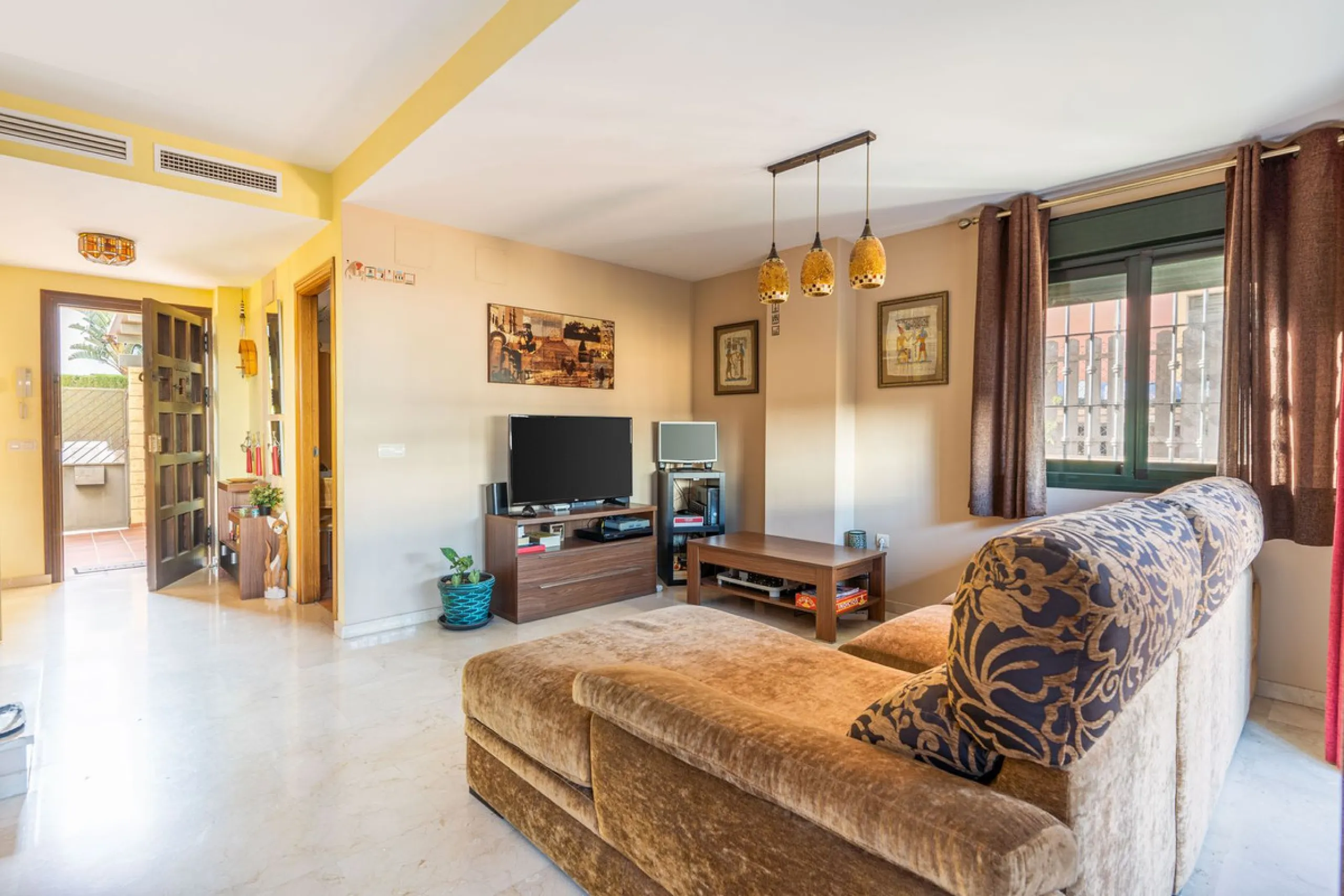 Magnificent semi-detached house with jacuzzi and sea views. The house has a very wide entrance where you can park the vehicle indoors, and another area where you can comfortably receive your guests and talk. It is divided into 3 floors, on the first floor