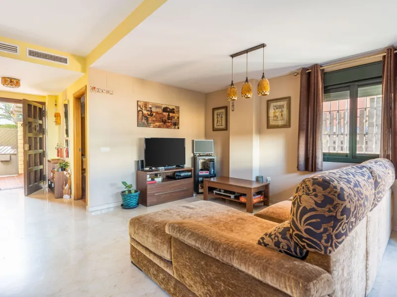Magnificent semi-detached house with jacuzzi and sea views. The house has a very wide entrance where you can park the vehicle indoors, and another area where you can comfortably receive your guests and talk. It is divided into 3 floors, on the first floor
