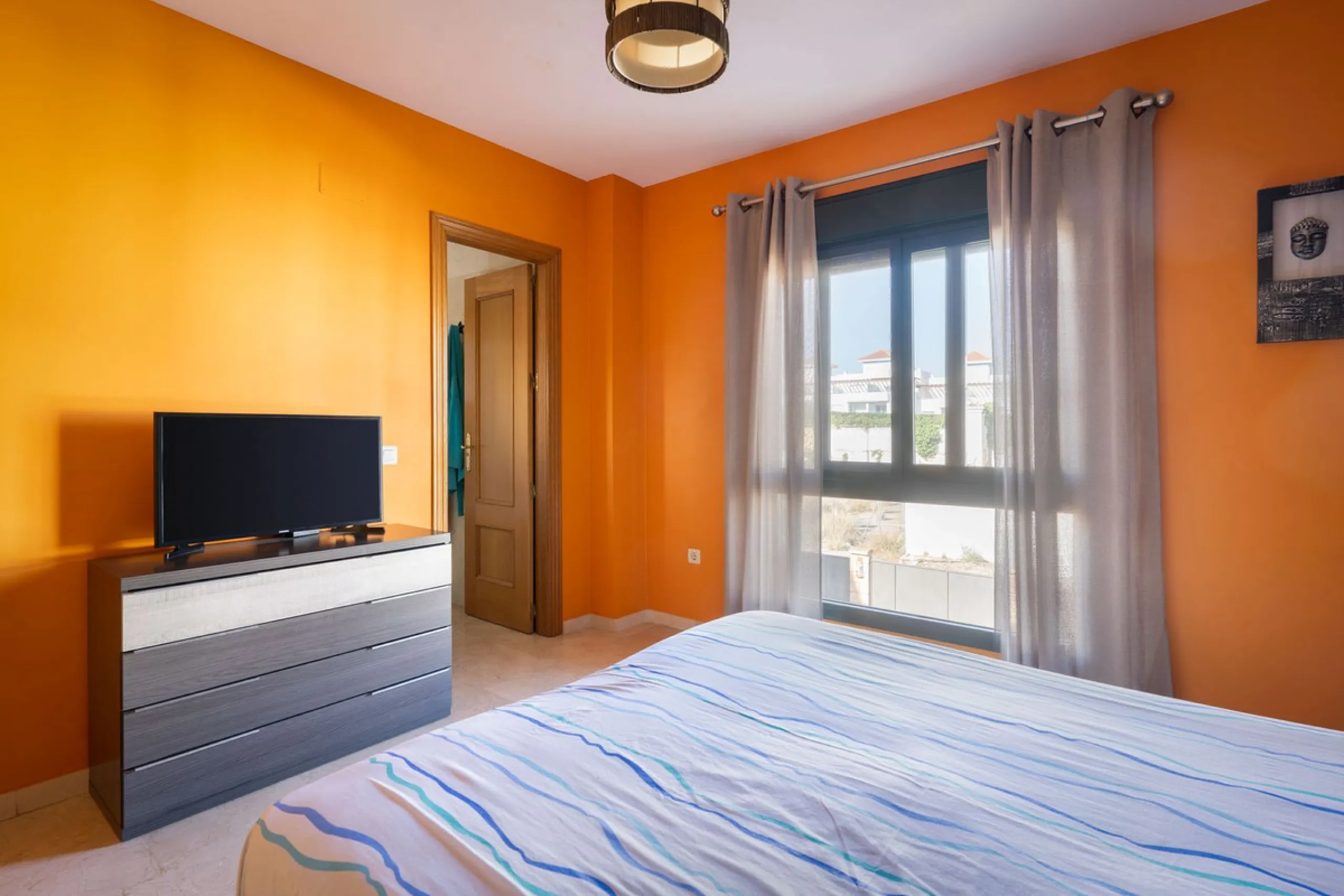Magnificent semi-detached house with jacuzzi and sea views. The house has a very wide entrance where you can park the vehicle indoors, and another area where you can comfortably receive your guests and talk. It is divided into 3 floors, on the first floor