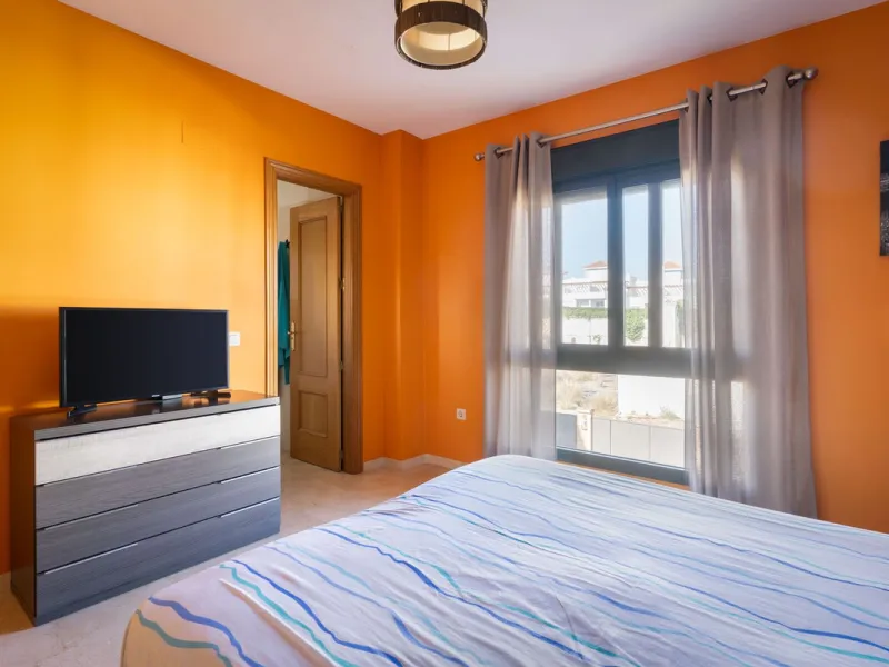 Magnificent semi-detached house with jacuzzi and sea views. The house has a very wide entrance where you can park the vehicle indoors, and another area where you can comfortably receive your guests and talk. It is divided into 3 floors, on the first floor