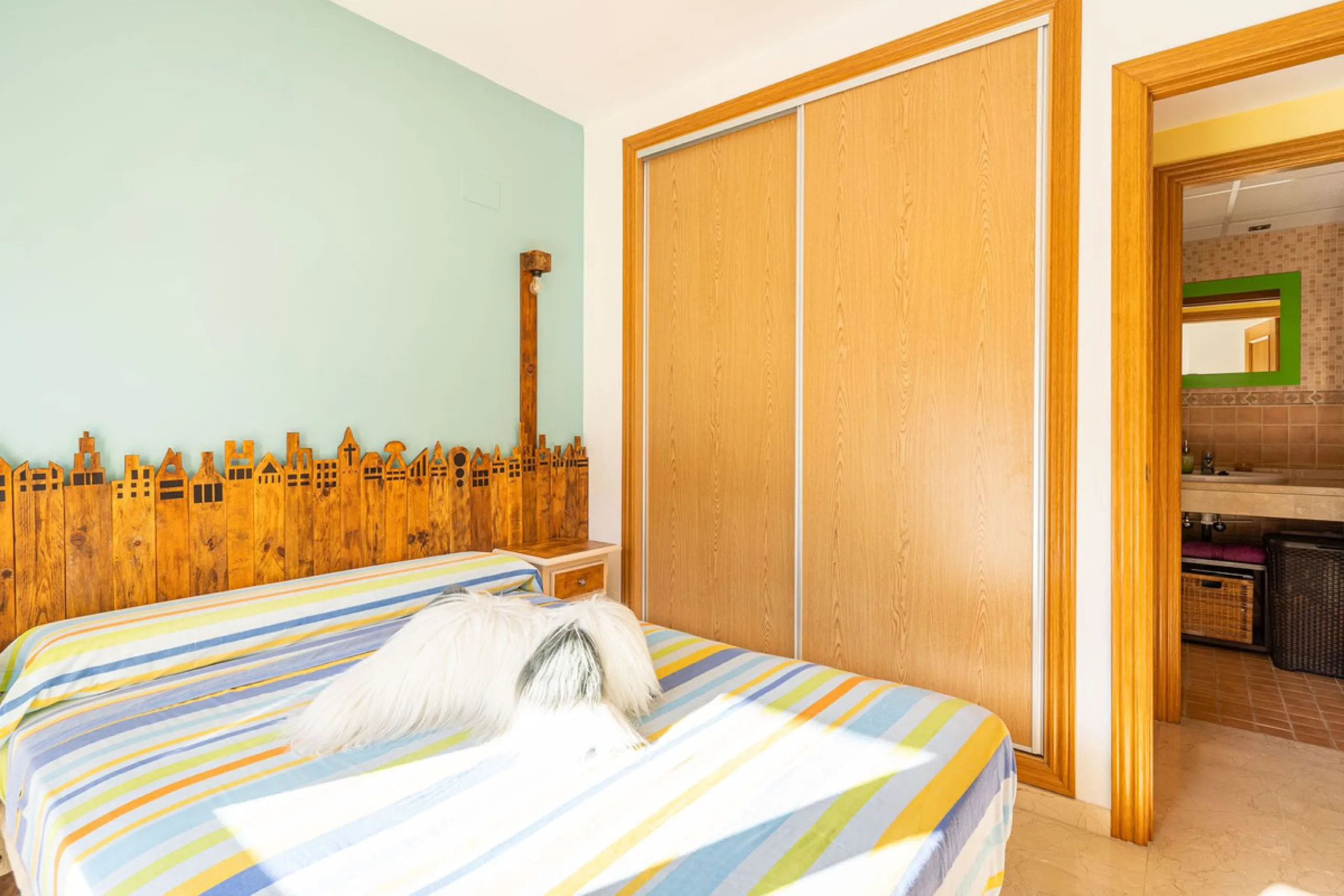 Magnificent semi-detached house with jacuzzi and sea views. The house has a very wide entrance where you can park the vehicle indoors, and another area where you can comfortably receive your guests and talk. It is divided into 3 floors, on the first floor