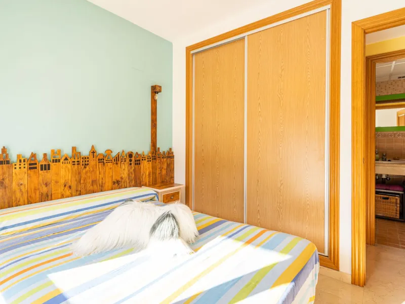 Magnificent semi-detached house with jacuzzi and sea views. The house has a very wide entrance where you can park the vehicle indoors, and another area where you can comfortably receive your guests and talk. It is divided into 3 floors, on the first floor