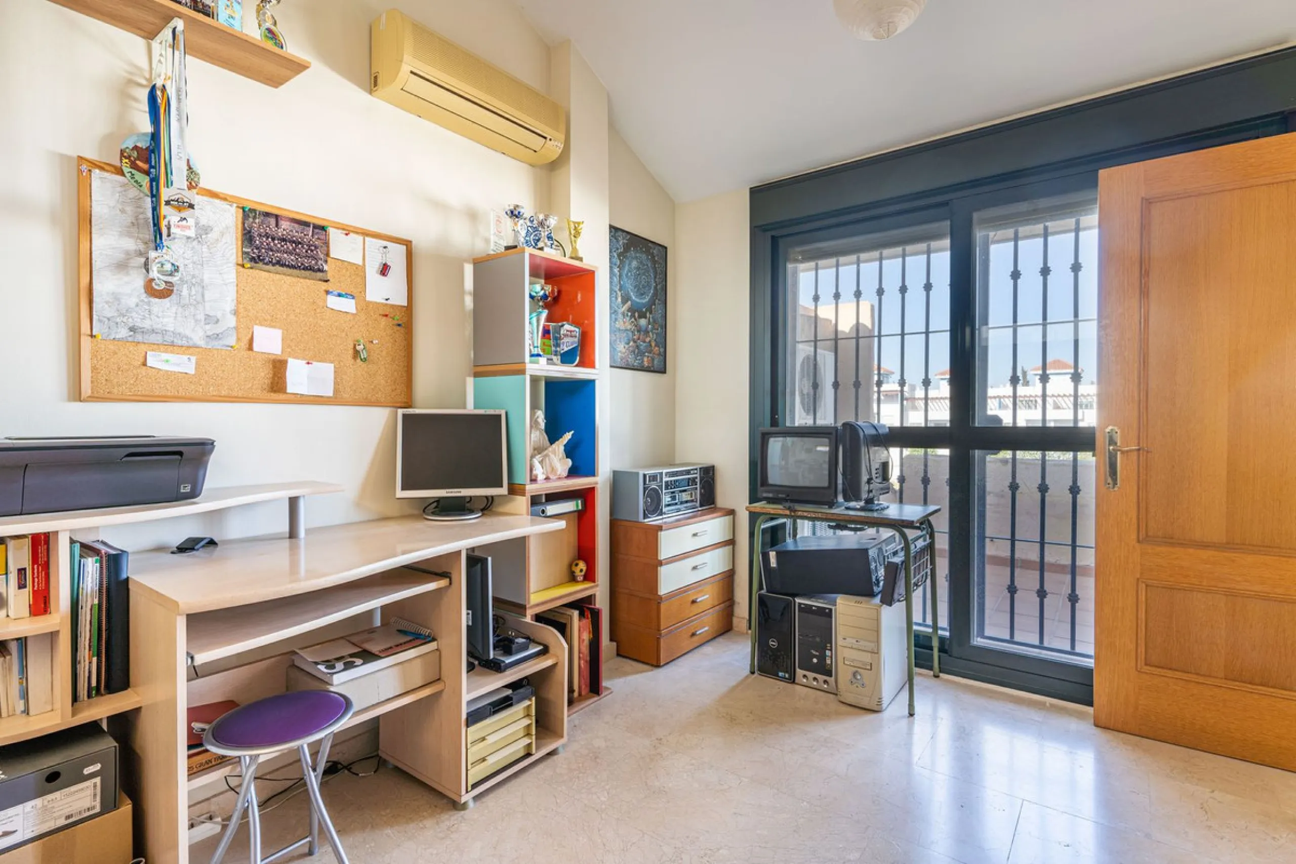 Magnificent semi-detached house with jacuzzi and sea views. The house has a very wide entrance where you can park the vehicle indoors, and another area where you can comfortably receive your guests and talk. It is divided into 3 floors, on the first floor