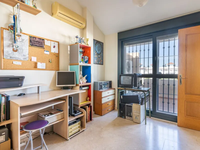 Magnificent semi-detached house with jacuzzi and sea views. The house has a very wide entrance where you can park the vehicle indoors, and another area where you can comfortably receive your guests and talk. It is divided into 3 floors, on the first floor