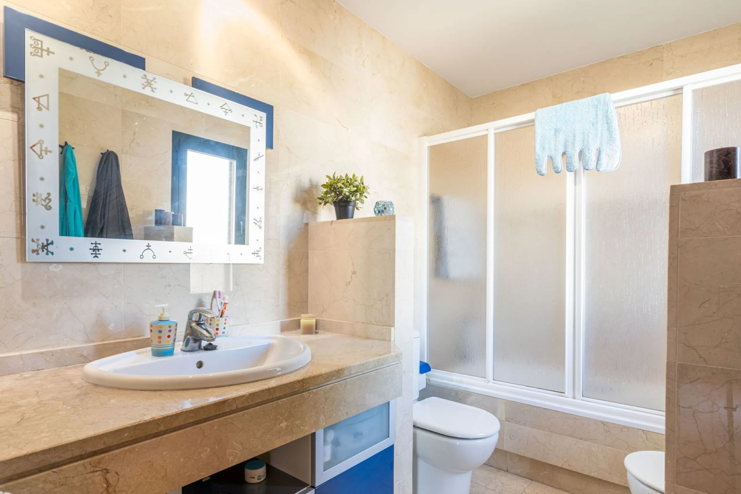 Magnificent semi-detached house with jacuzzi and sea views. The house has a very wide entrance where you can park the vehicle indoors, and another area where you can comfortably receive your guests and talk. It is divided into 3 floors, on the first floor