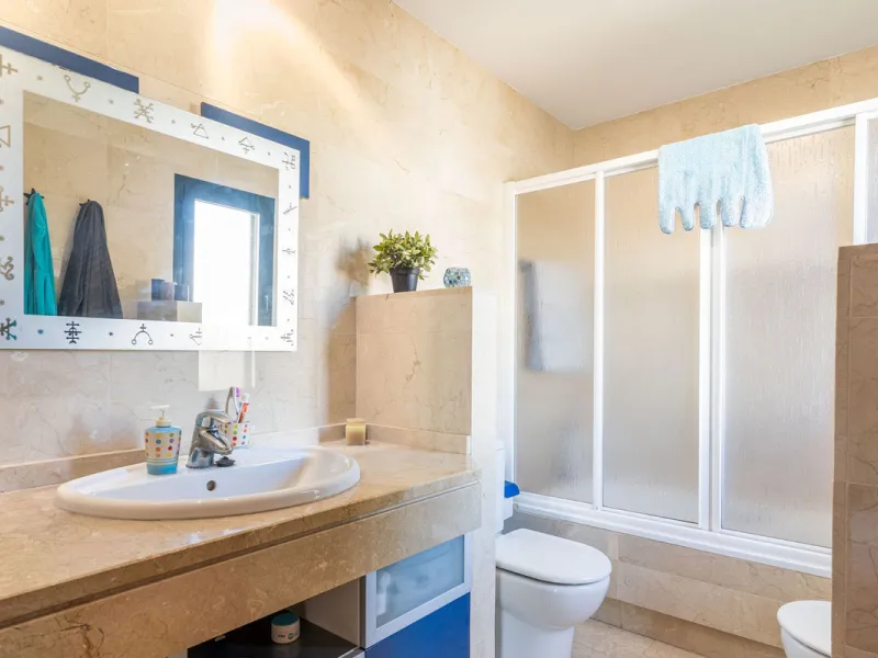 Magnificent semi-detached house with jacuzzi and sea views. The house has a very wide entrance where you can park the vehicle indoors, and another area where you can comfortably receive your guests and talk. It is divided into 3 floors, on the first floor