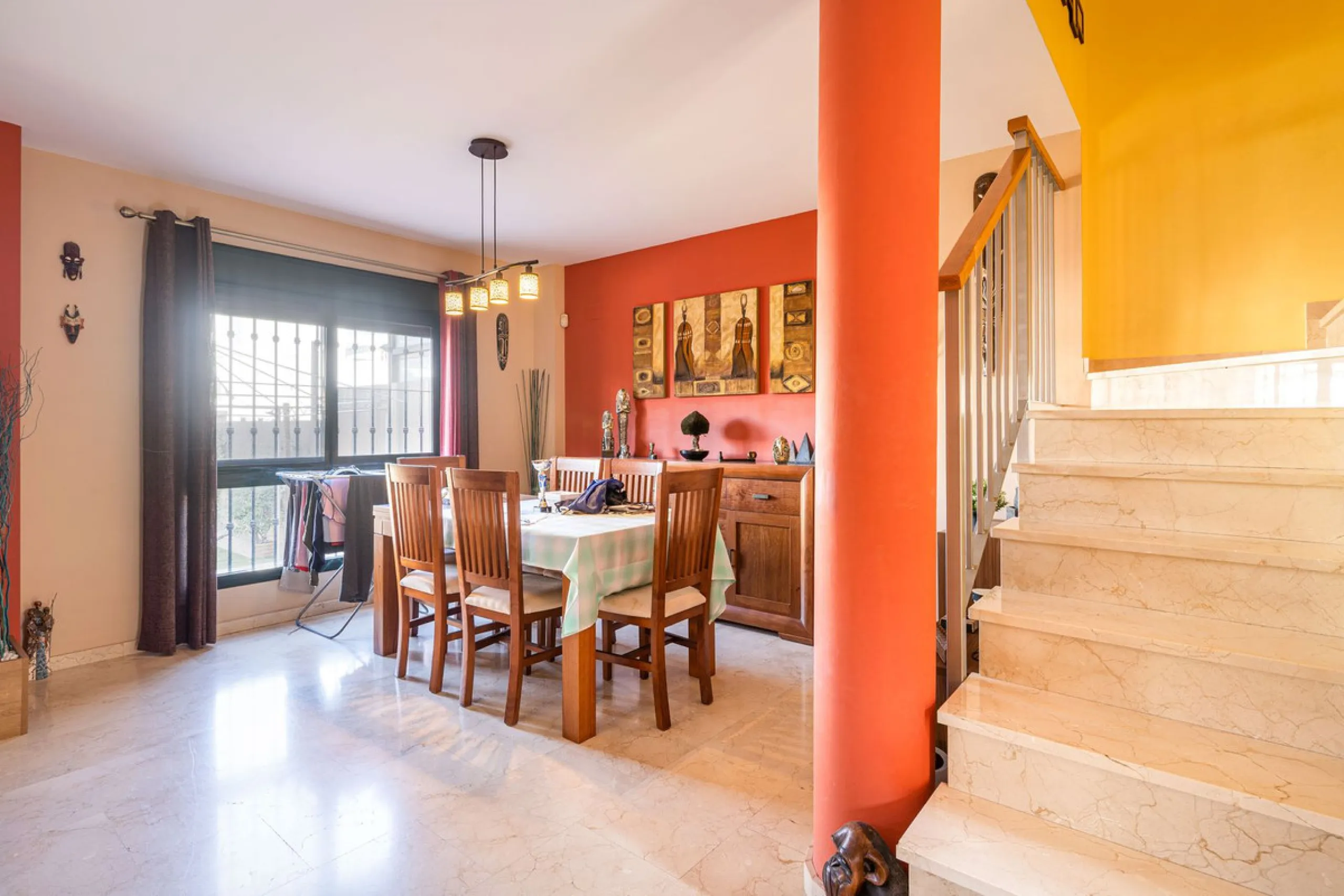 Magnificent semi-detached house with jacuzzi and sea views. The house has a very wide entrance where you can park the vehicle indoors, and another area where you can comfortably receive your guests and talk. It is divided into 3 floors, on the first floor