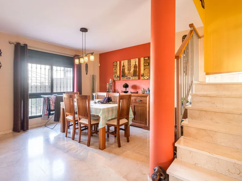 Magnificent semi-detached house with jacuzzi and sea views. The house has a very wide entrance where you can park the vehicle indoors, and another area where you can comfortably receive your guests and talk. It is divided into 3 floors, on the first floor